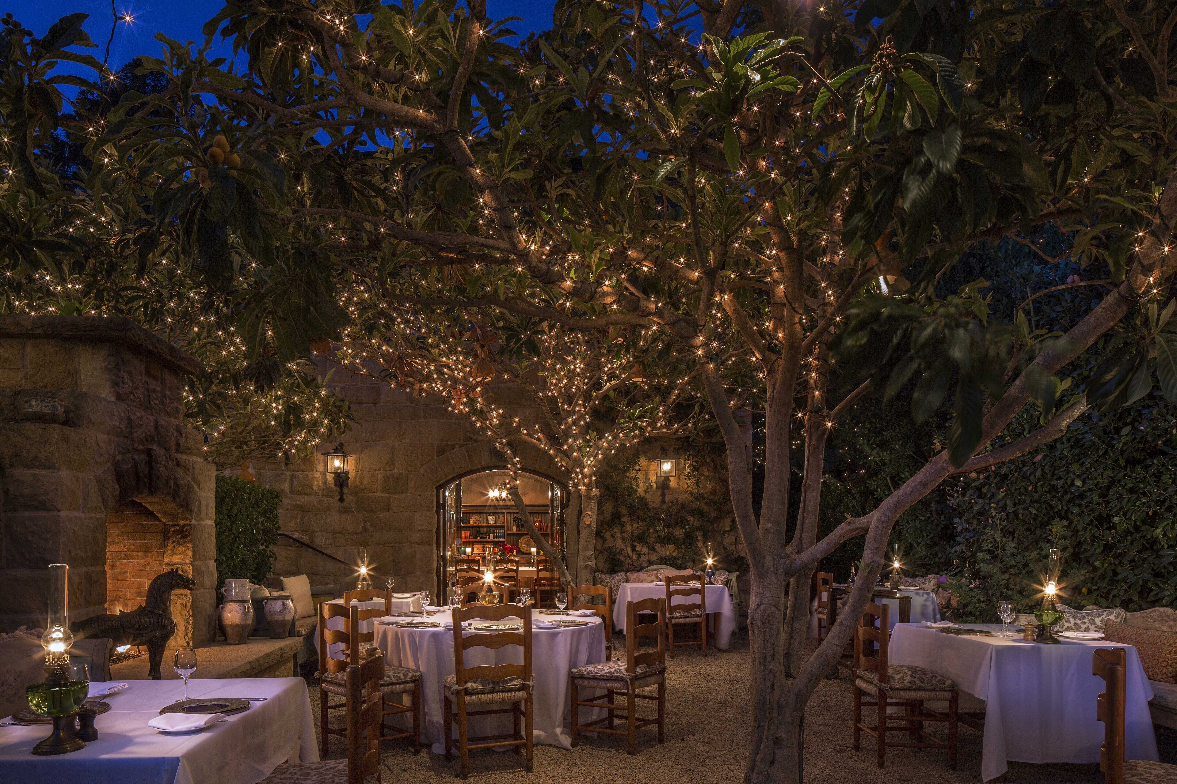 2 nhà hàng, phục vụ bữa sáng 