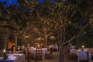 2 restaurants, breakfast served