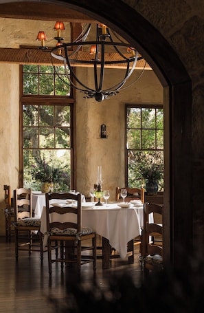 2 restaurants; breakfast, lunch, dinner, and brunch served - San Ysidro Ranch (Santa Barbara)