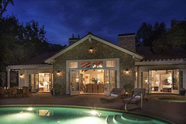 Outdoor pool, pool umbrellas, sun loungers