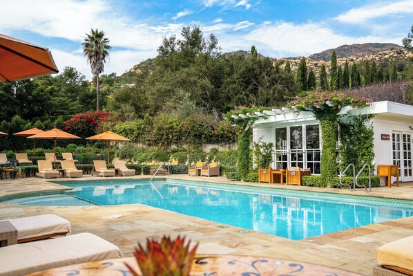 Outdoor pool, pool umbrellas, sun loungers - San Ysidro Ranch (Santa Barbara)