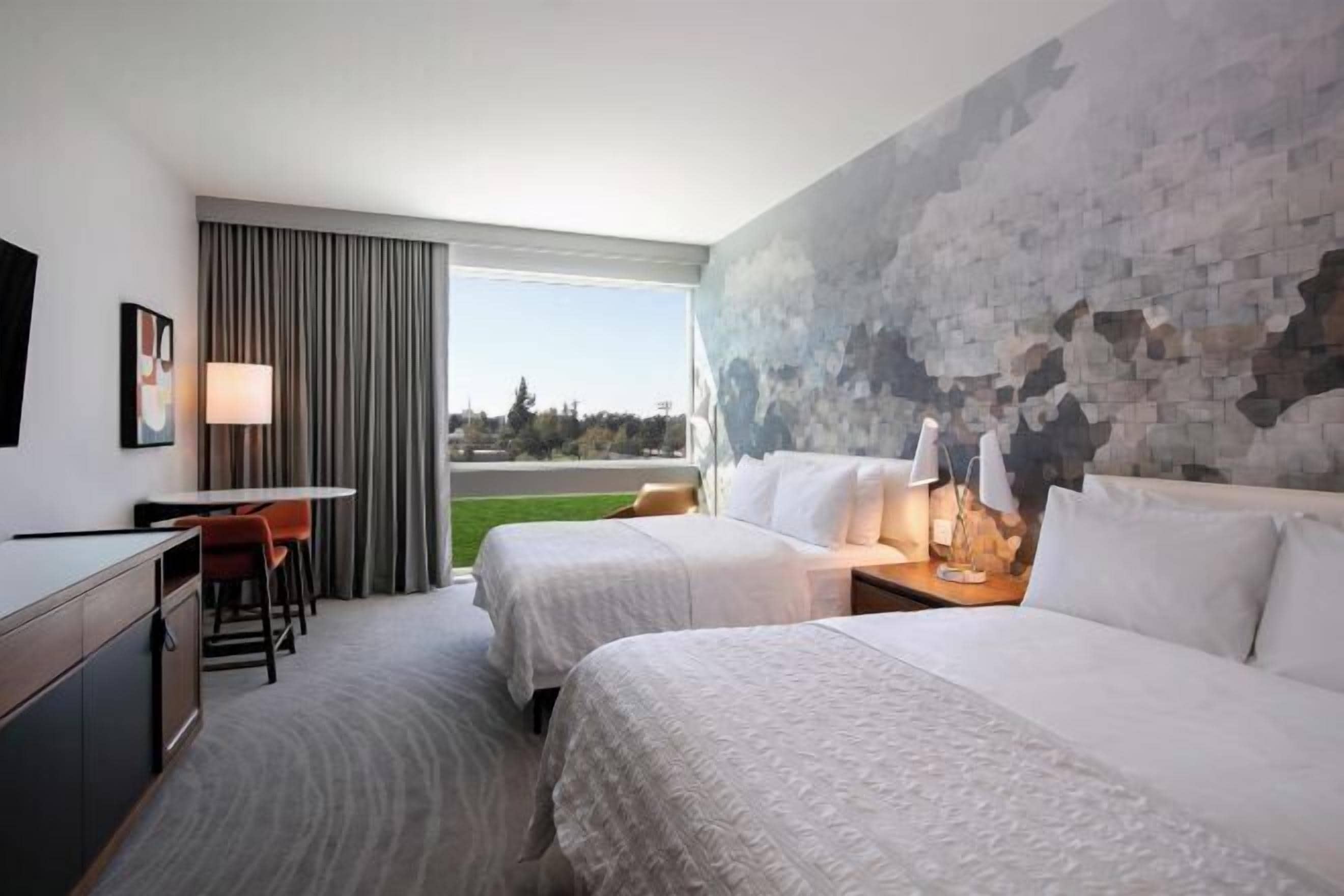 Literie hypoallergénique, coffres-forts dans les chambres, bureau