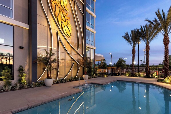 Una piscina al aire libre