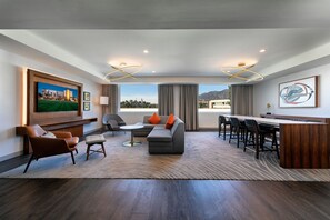 Roupas de cama antialérgicas, cofres nos quartos, escrivaninha