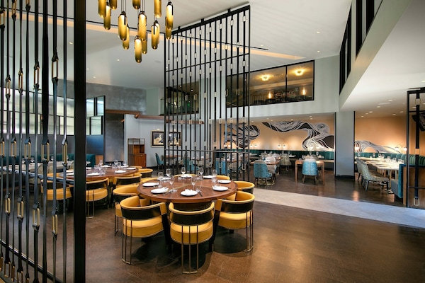 S'hi serveixen esmorzars, dinars, sopars i plats de cuina americana