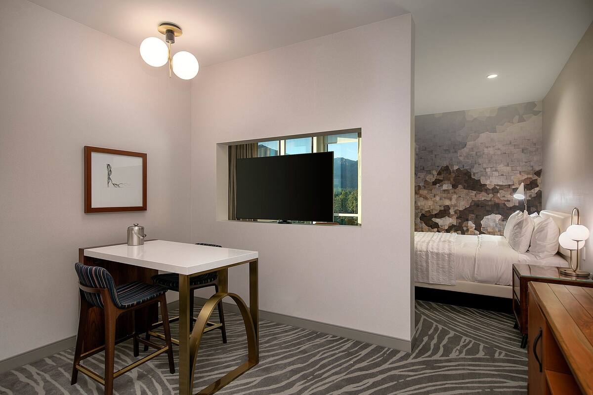 Suite, 1 soverom | Oppholdsområde | En 55-tommers LED-TV med digitale kanaler samt TV og filmkjøp