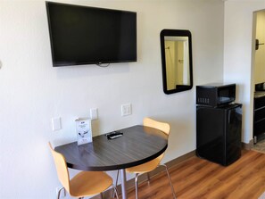 Escrivaninha, camas extras/dobráveis (sobretaxa), Wi-Fi (sobretaxa)