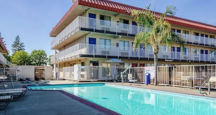 Motel 6 Fresno, CA - Yosemite Hwy