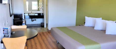 Een bureau, extra bedden (toeslag), wifi (toeslag), beddengoed