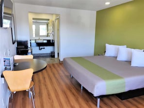 Chambre Deluxe, 1 très grand lit, non-fumeur, réfrigérateur et four à micro-ondes