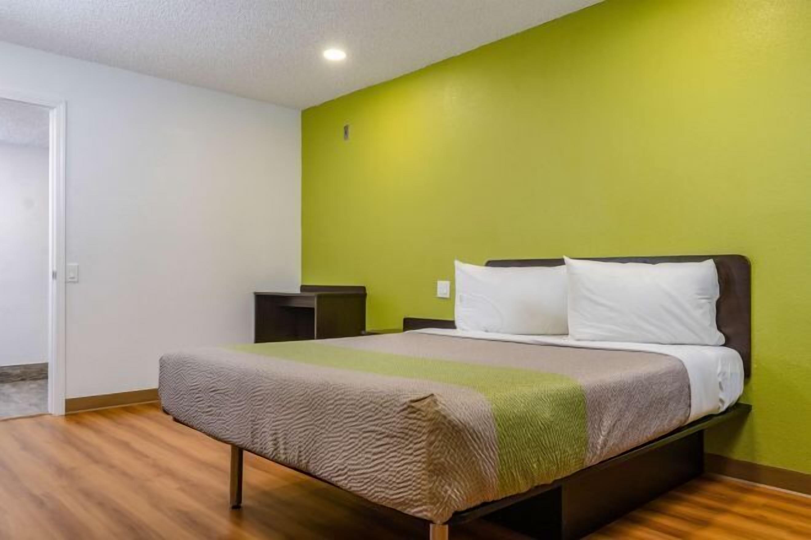 Schreibtisch, Zustellbetten, WLAN, Bettwäsche