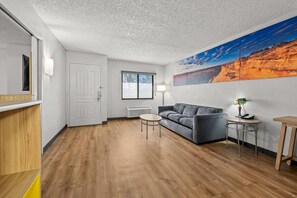 Suite estudio, 2 camas de matrimonio, no fumadores | Colchones con acolchado adicional, escritorio, cortinas opacas