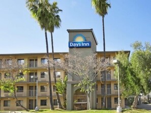 Free self parking - Days Inn by Wyndham Buena Park (Buena Park)