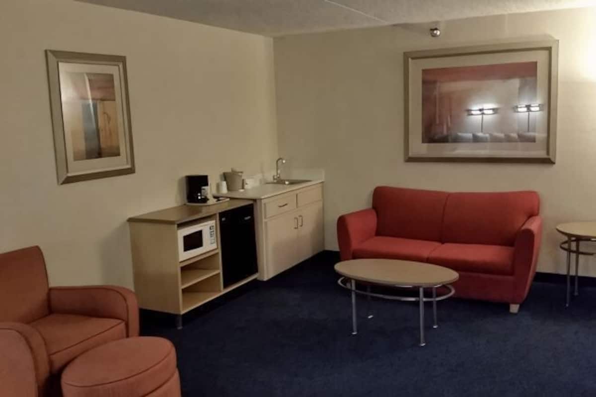 Living area | 32-inch TV with cable channels