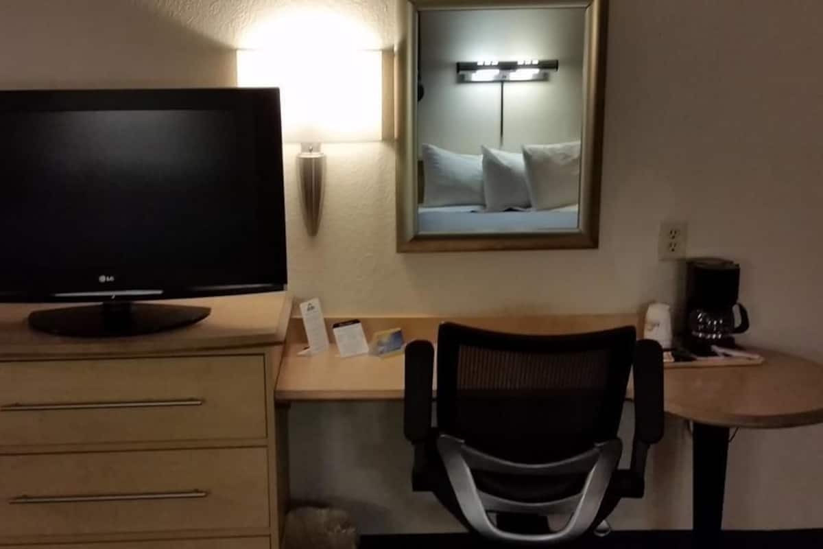 Colchones con pillow-top, escritorio y cortinas blackout