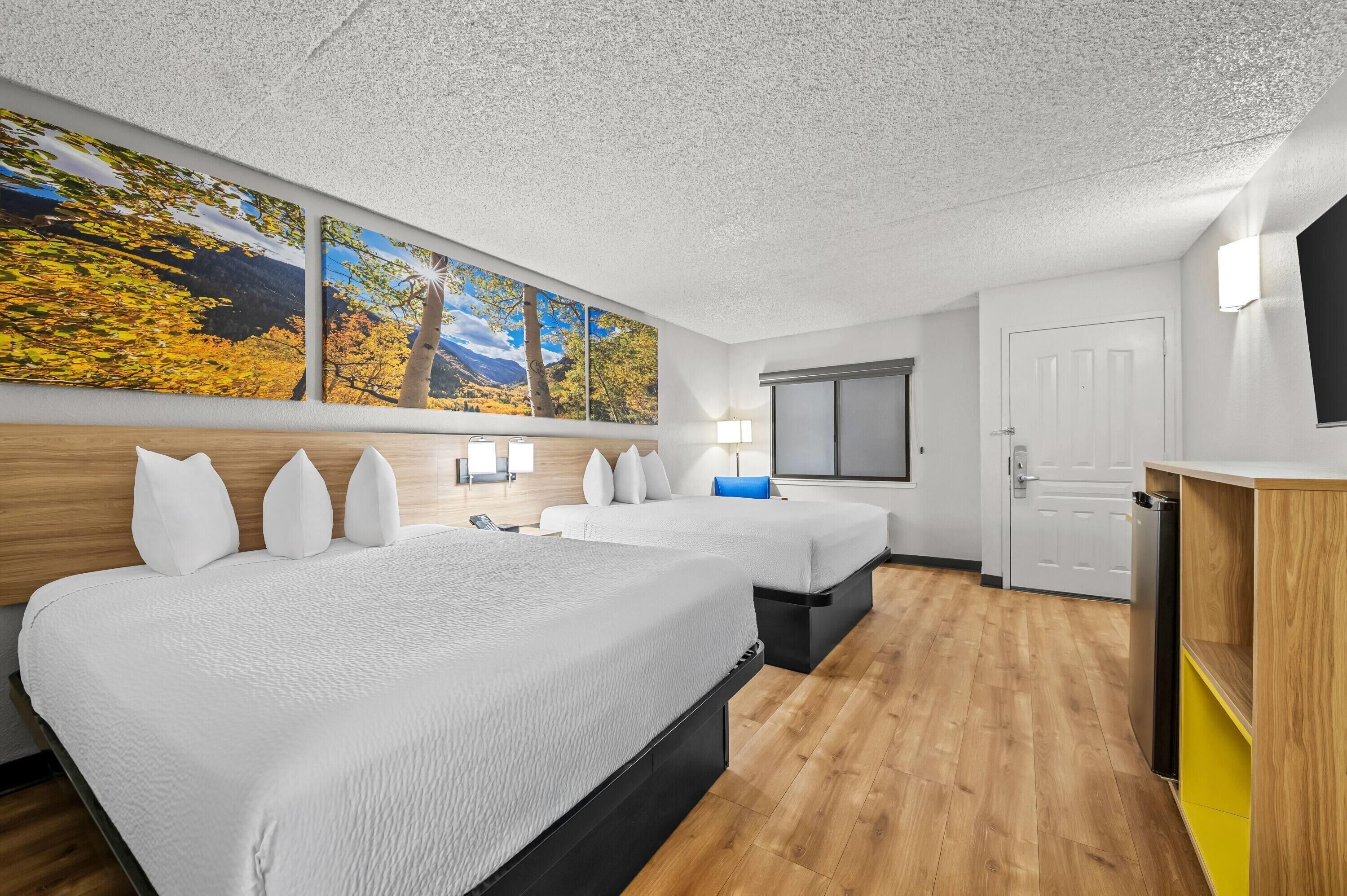 Surmatelas, bureau, rideaux occultants, fer et planche à repasser