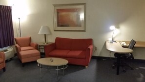 Studiosuite, 2 Queen-Betten, Nichtraucher | Wohnzimmer | 32-Zoll-Fernseher mit Kabelempfang