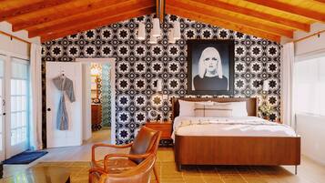 Room (Biscayne) | Down comforters, minibar, in-room safe, blackout drapes