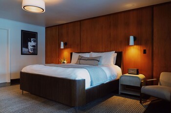 Room (DeVille) | Down comforters, minibar, in-room safe, blackout drapes at Villa Royale