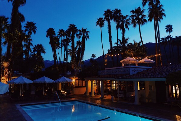 3 outdoor pools, open 7:00 AM to midnight, free cabanas, pool umbrellas