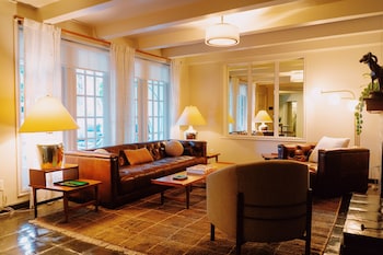 Room (Continental) | Living area | Smart TV at Villa Royale