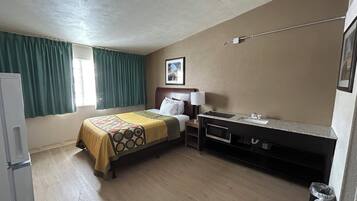 スタンダード シングルルーム クイーンベッド 1 台 禁煙 | 客室ごとに異なる装飾、客室ごとに異なるインテリア、デスク、WiFi (無料)