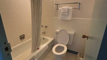 スタンダード シングルルーム クイーンベッド 1 台 禁煙 | バスルーム | シャワー付き浴槽、バスアメニティ (無料)、タオル、石鹸