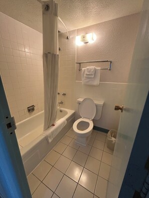 Habitación individual estándar, 1 cama de matrimonio, no fumadores | Baño | Ducha y bañera combinadas y artículos de higiene personal gratuitos