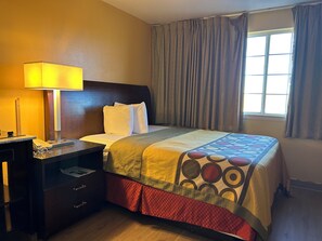 スタンダード シングルルーム クイーンベッド 1 台 禁煙 | 客室ごとに異なる装飾、客室ごとに異なるインテリア、デスク、WiFi (無料)