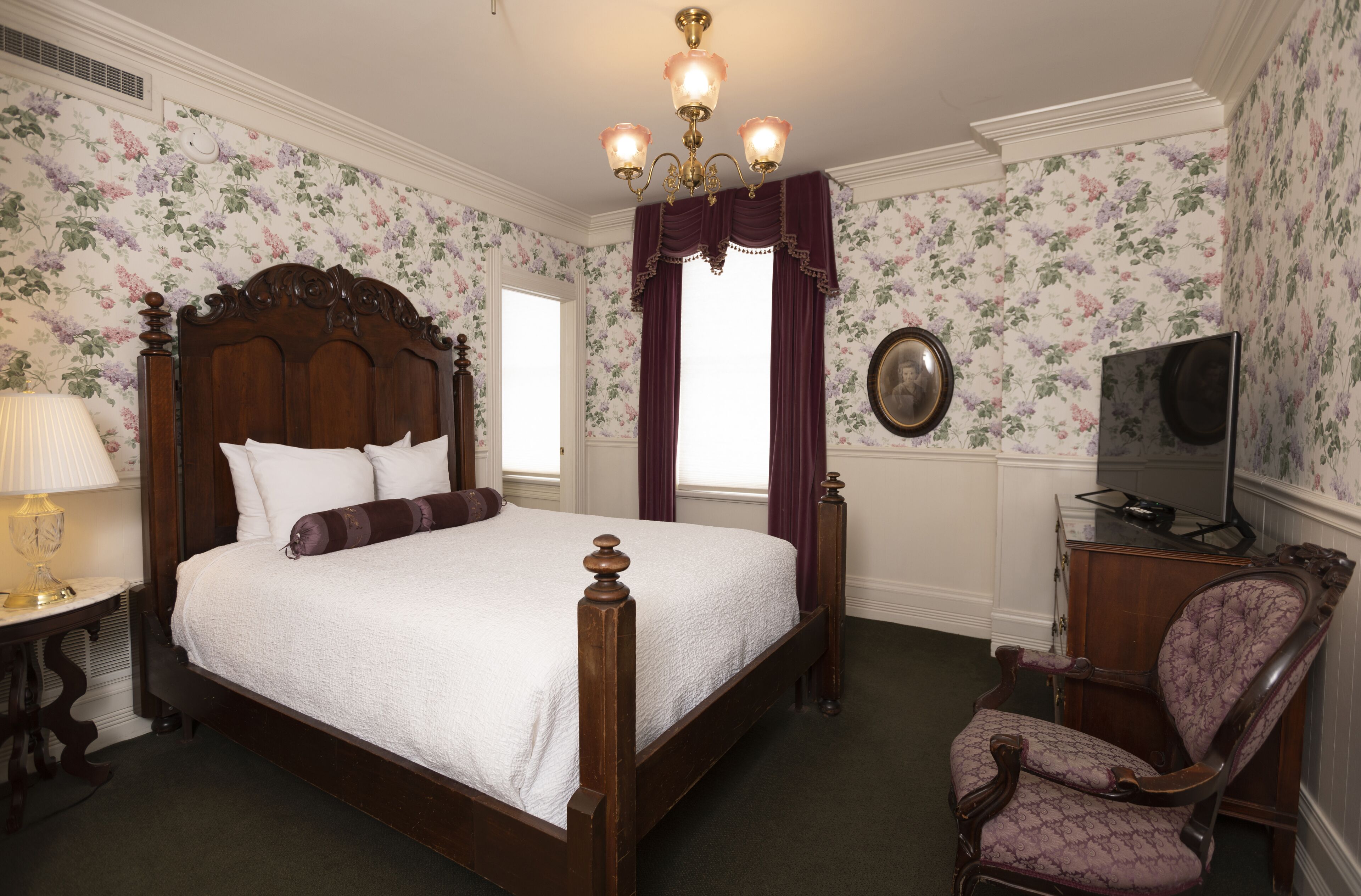 classic room, 1 queen bed | individually decorated, individually furnished, iron/ironing board