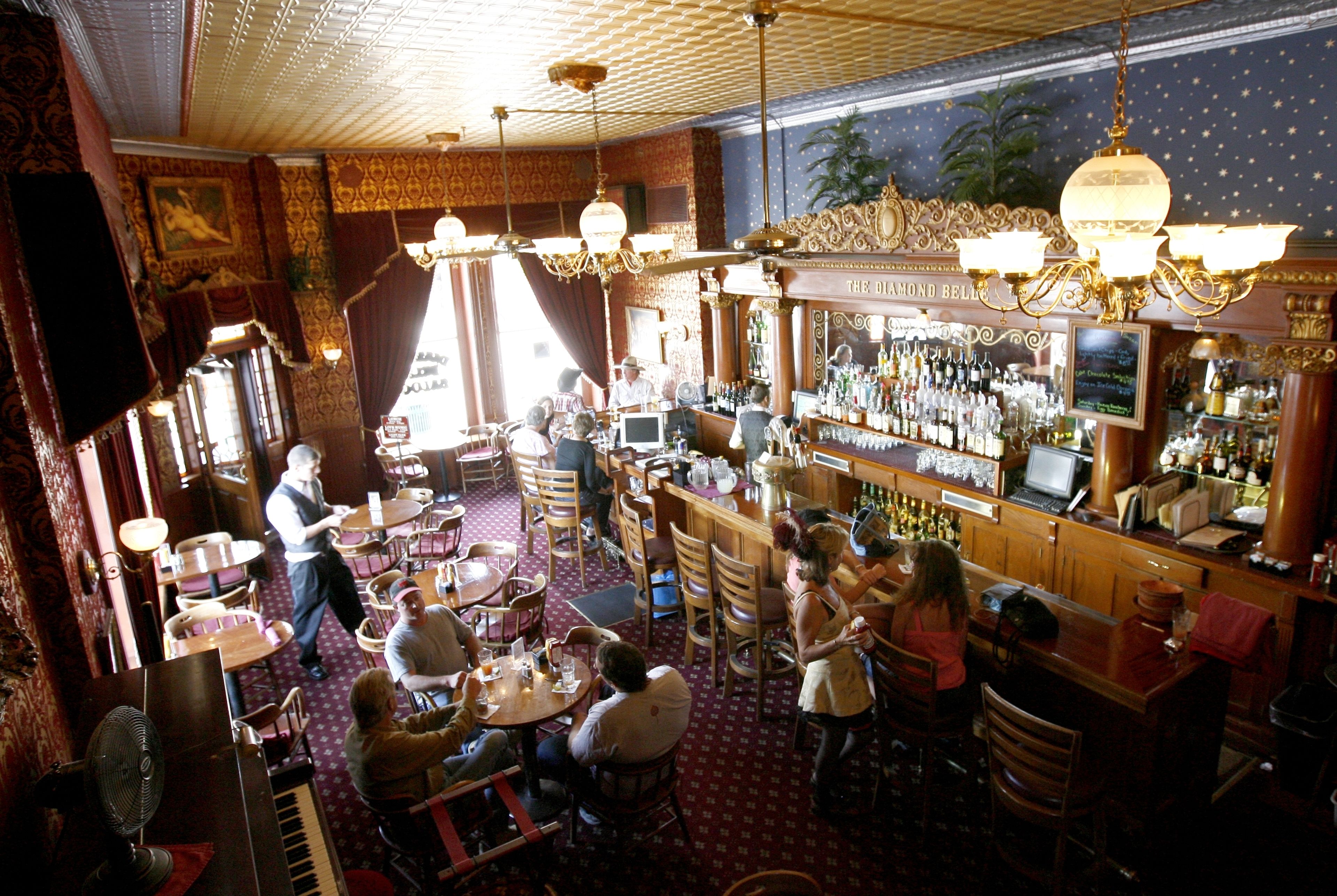 2 bars/lounges, piano bar, cocktail bar