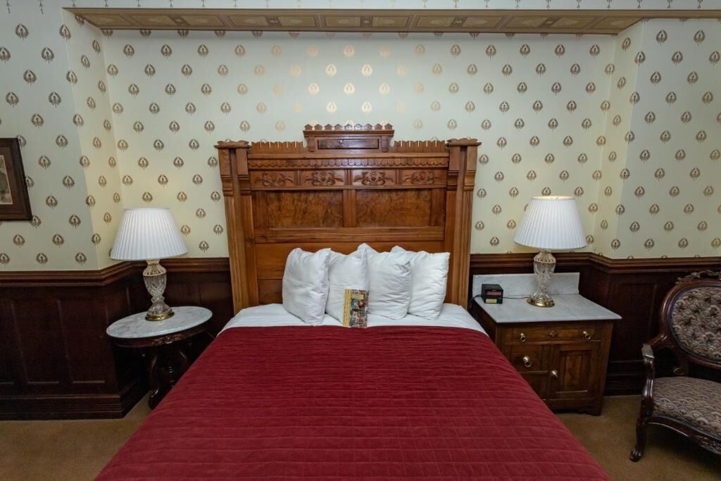 classic room, 1 queen bed | individually decorated, individually furnished, iron/ironing board