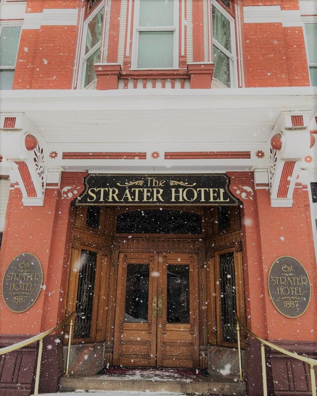 A entrada do The Strater Hotel, com fachada clássica, portas de madeira e placa indicando sua fundação em 1887.