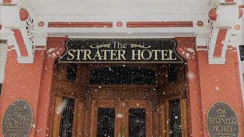 A entrada do The Strater Hotel, com fachada clássica, portas de madeira e placa indicando sua fundação em 1887.