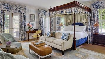 Quarto com design assinado, 1 cama King, lareira | Lençóis italianos Frette, roupas de cama premium, frigobar