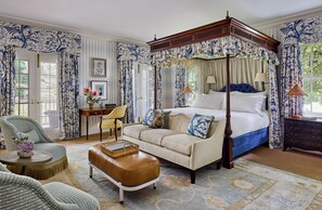Signature Room, 1 King Bed, Fireplace