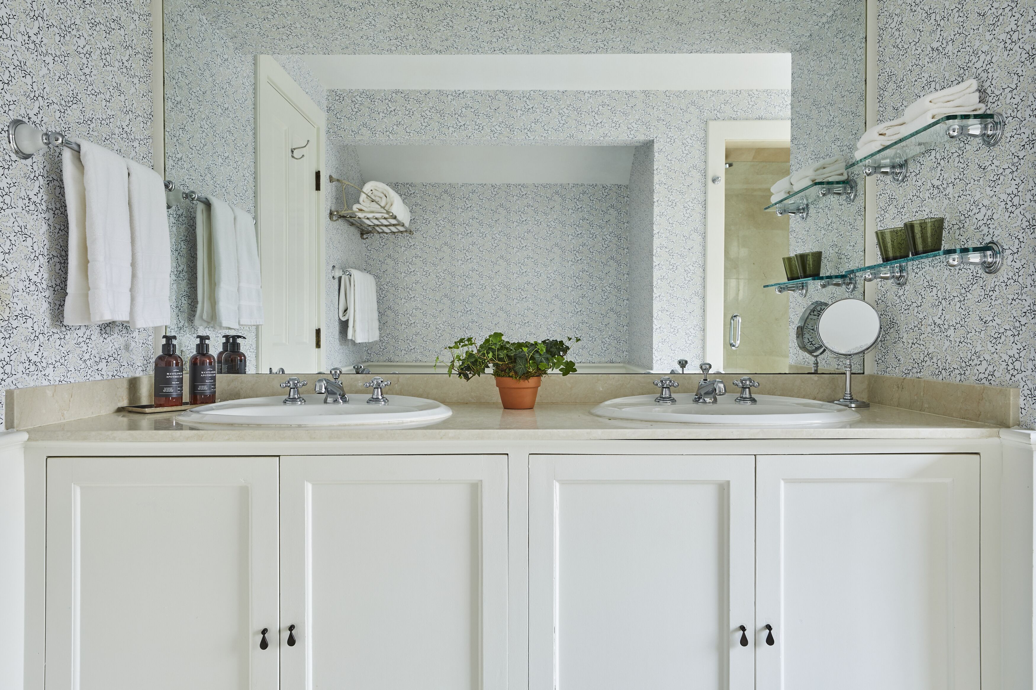 premium suite, 1 king bed | bathroom sink