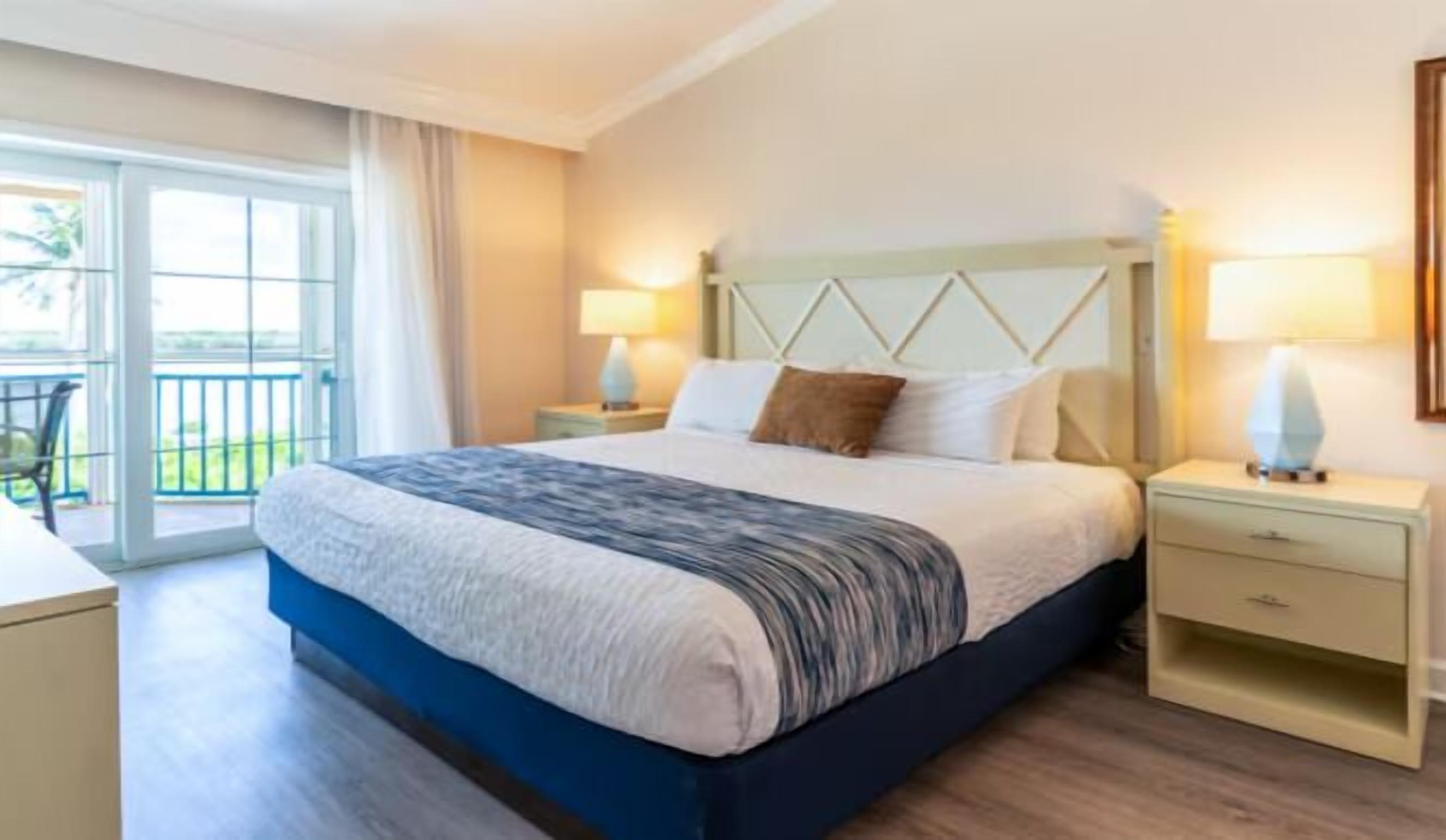 Suite, 1 King Bed with Sofa bed, Balcony, Bay View | Private kitchen | Coffee/tea maker