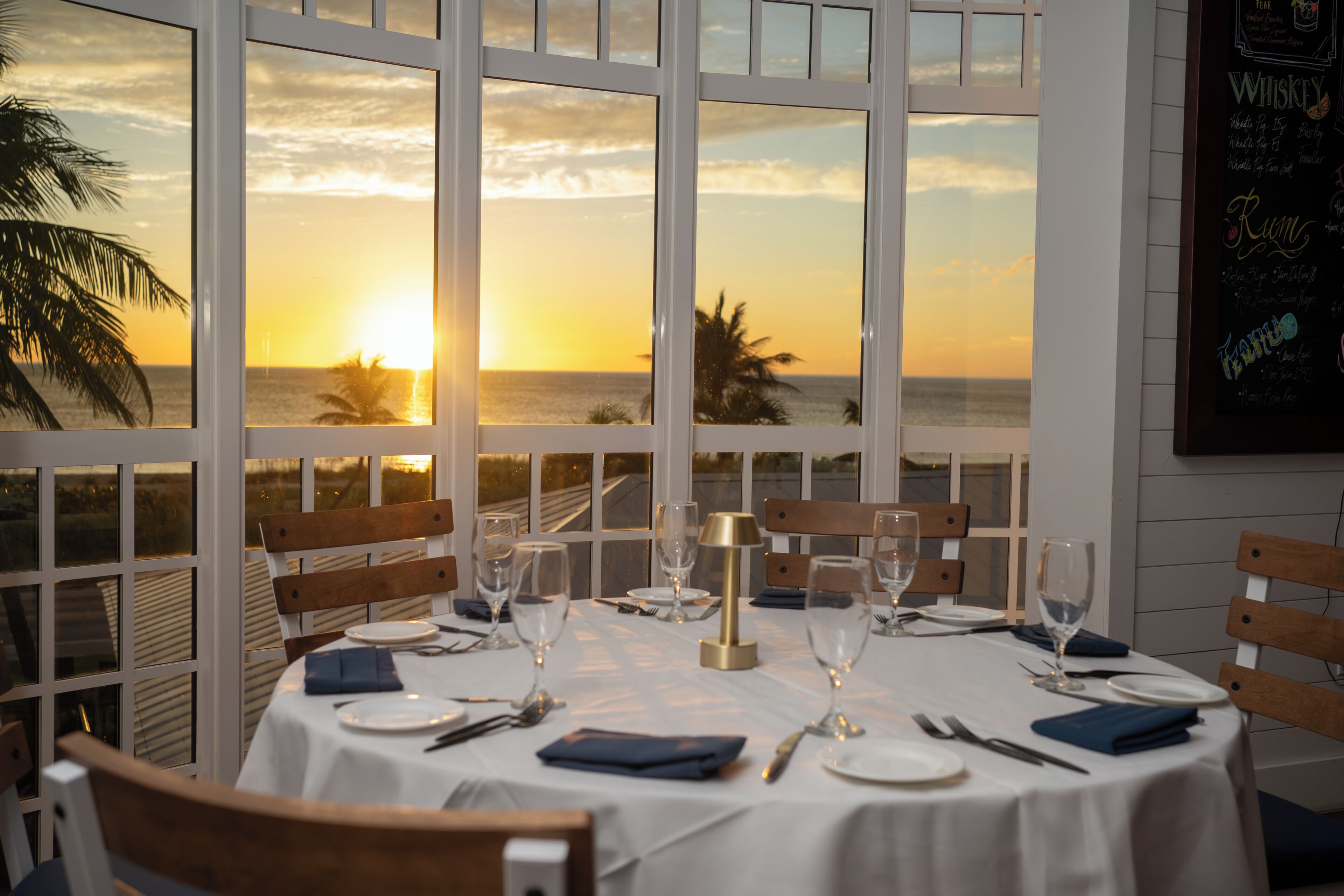 3 restaurants; breakfast and dinner served