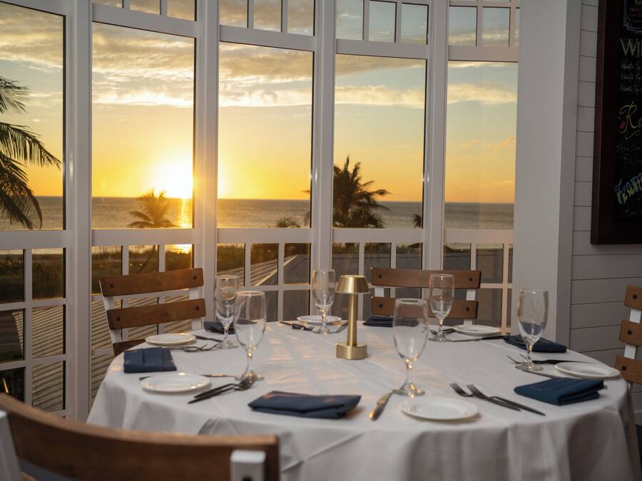 3 restaurantes; se sirve desayuno y cena