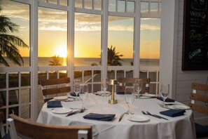 3 restaurants servant le petit déjeuner et le dîner