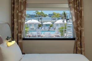 Premium bedding, down duvets, pillow-top beds, in-room safe - The Luce, St. Pete Beach, a Tribute Portfolio Hotel (St. Pete Beach)