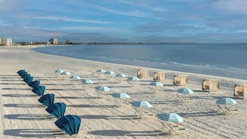 Playa privada, playa de arena blanca y camas de playa (con cargo)