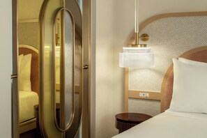 Premium bedding, down duvets, pillow-top beds, in-room safe - The Luce, St. Pete Beach, a Tribute Portfolio Hotel (St. Pete Beach)