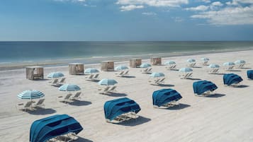Playa privada, arena blanca, cabañas de playa y tumbonas