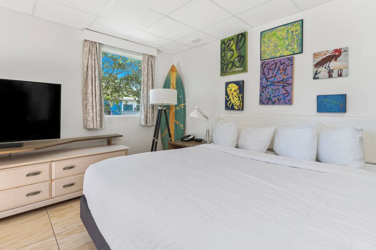 Bungalow | Premium bedding, down comforters, pillowtop beds, in-room safe