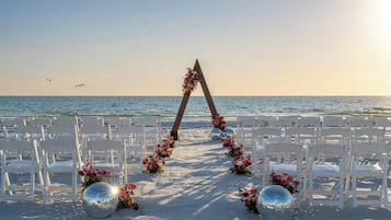 Plage privée, sable blanc, cabines (en supplément), chaises longues