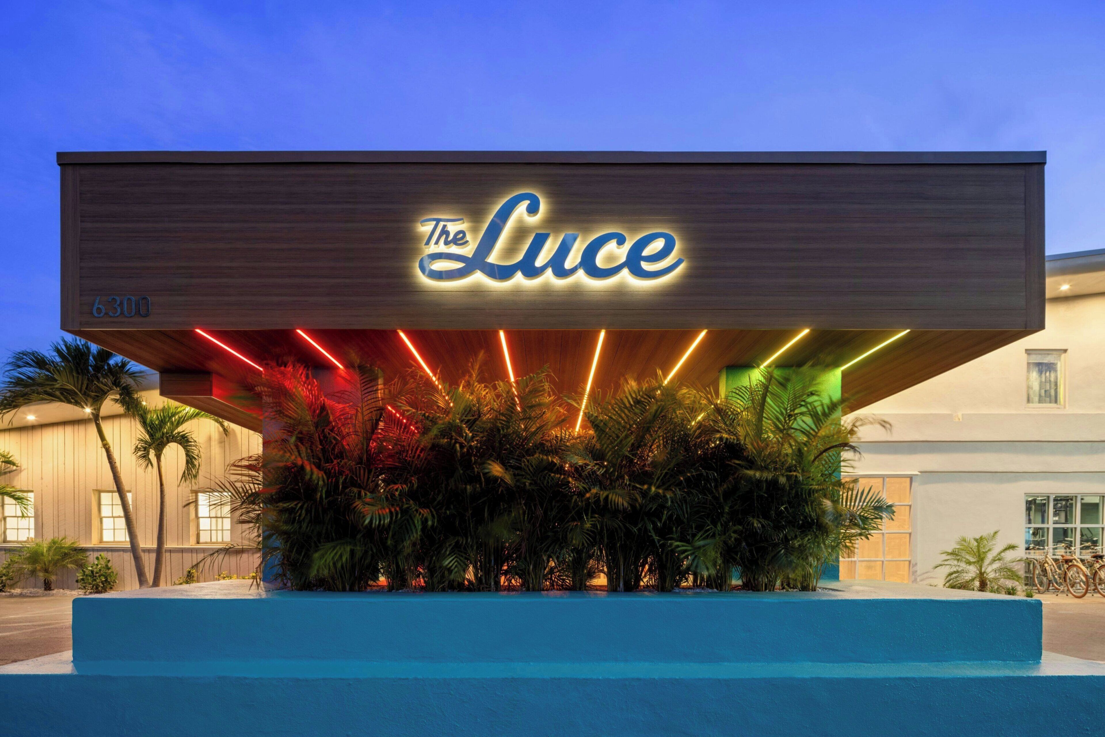 Un edificio moderno con un letrero que dice 'The Luce' y el número '6300' debajo.