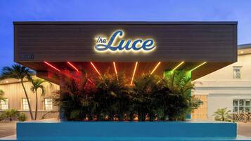 Un edificio moderno con un letrero que dice 'The Luce' y el número '6300' debajo.