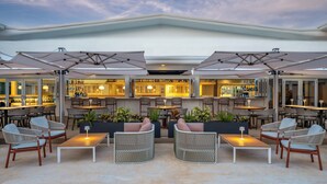 2 restaurantes; se sirven desayunos, almuerzos, cenas y brunches